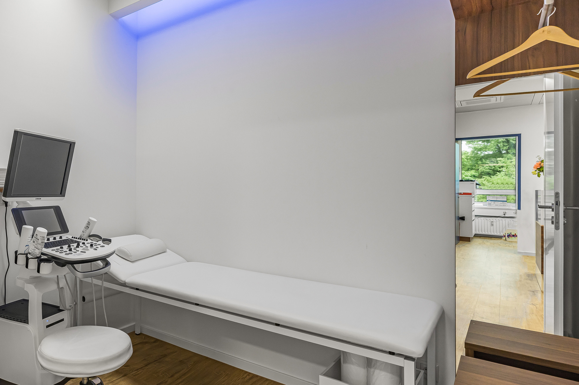 Räumlichkeit mit hochmodernem Ultraschallgerät.