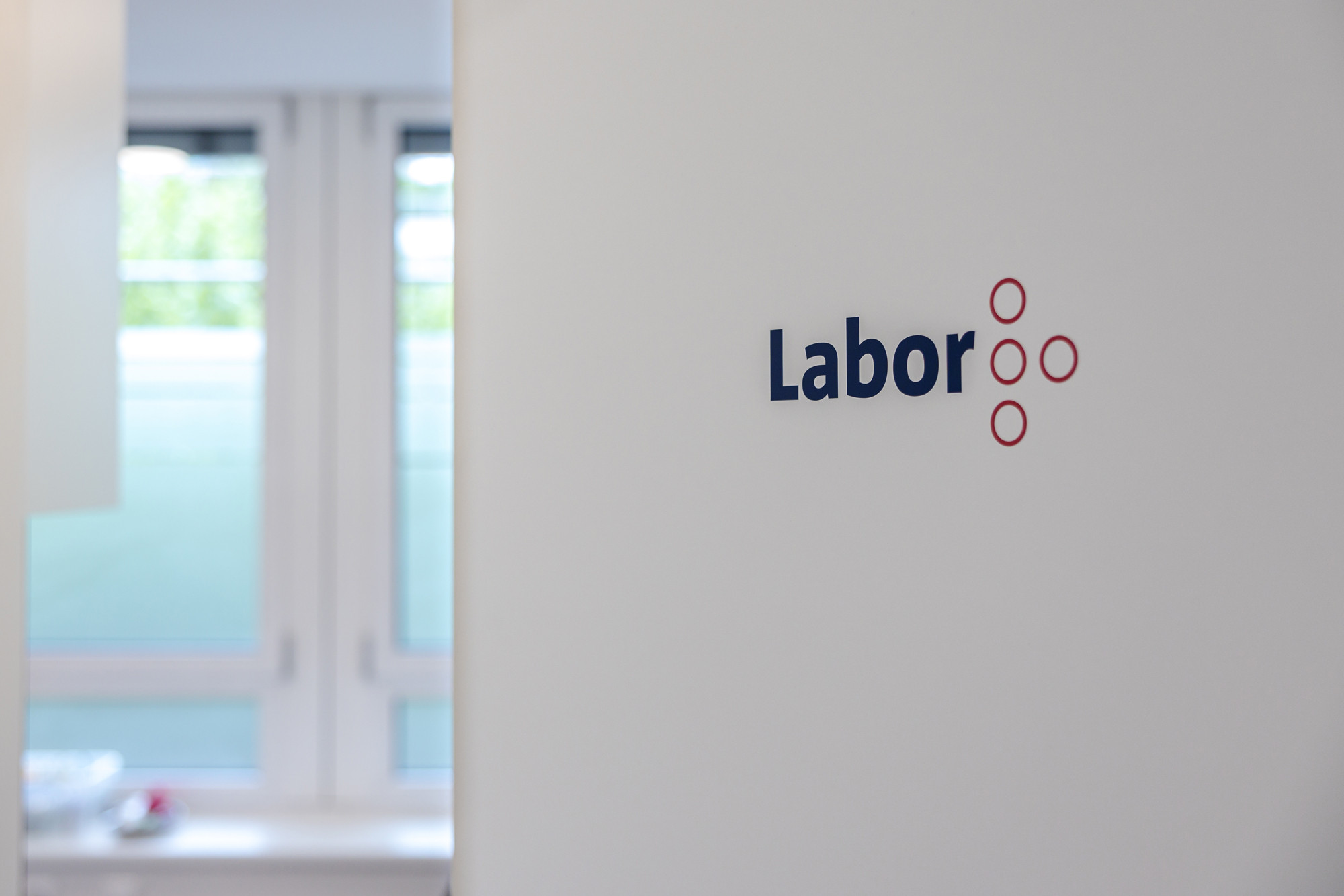 Eingangstür zum Labor mit Orientierungssystem.