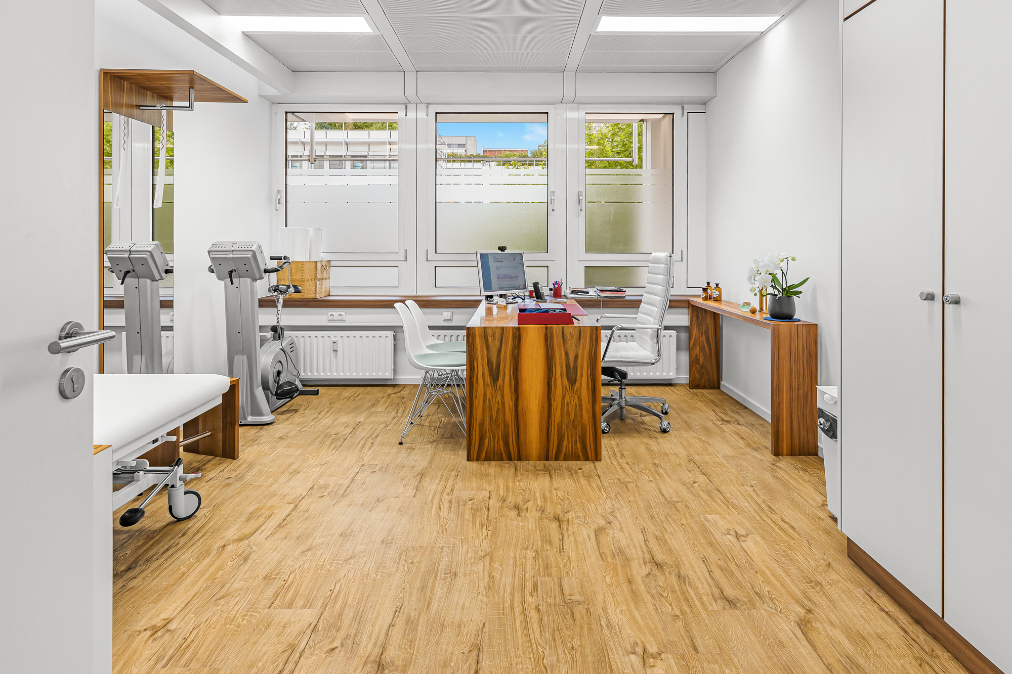 Moderne Räumlichkeiten mit Herz-Kreislauf-Fahrrad.