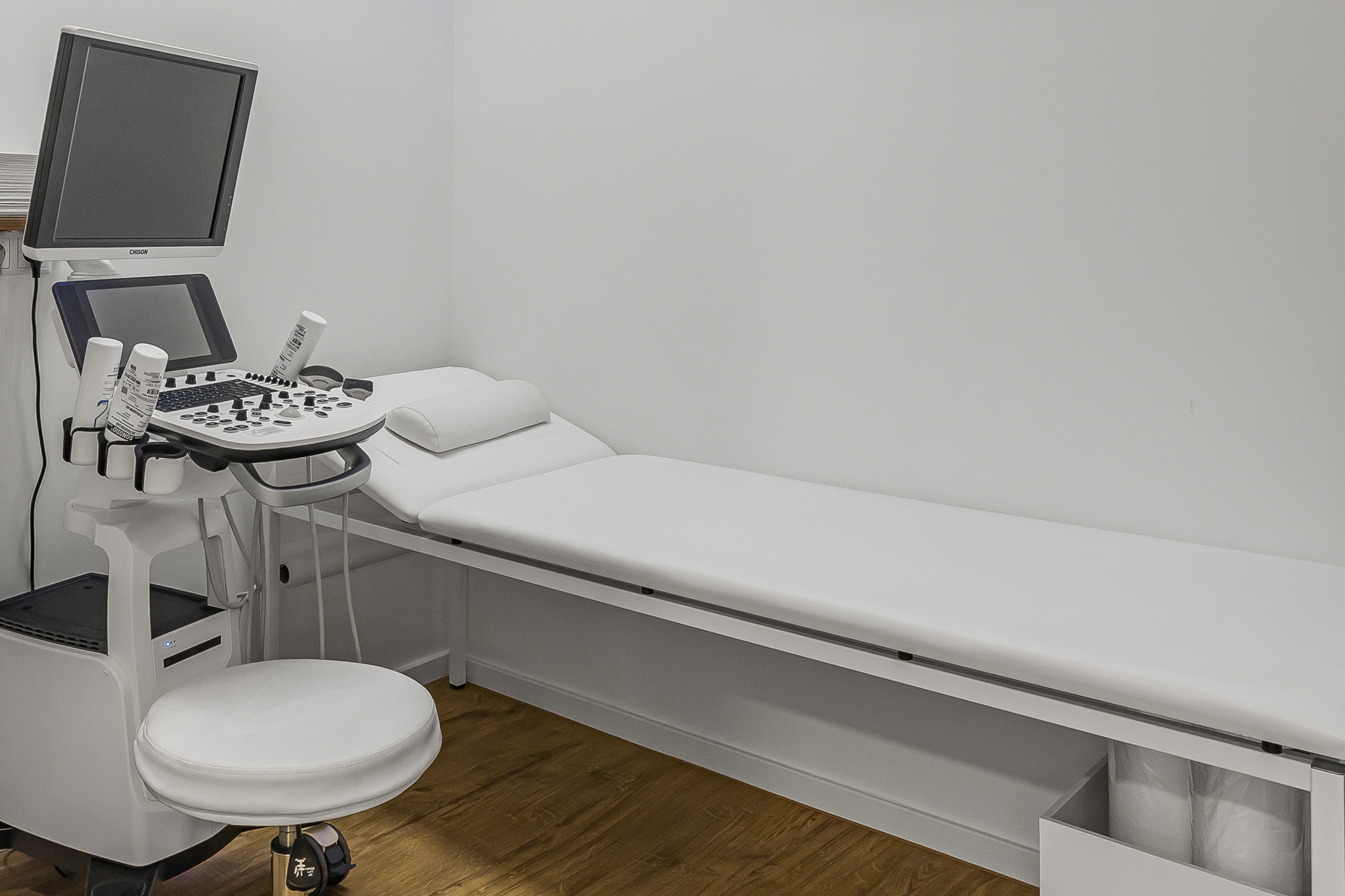 Moderne Ausstattung des Behandlungsraums für Ultraschalluntersuchungen.