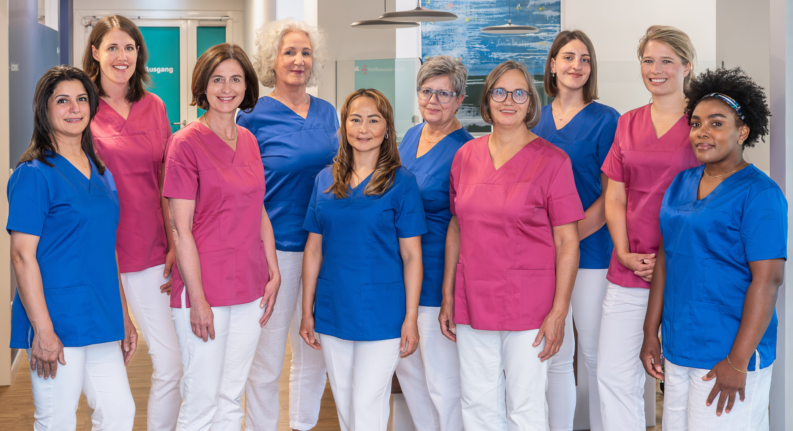 Gruppenfoto der sympatischen Ärztinnen und Mitarbeiterinnen.
